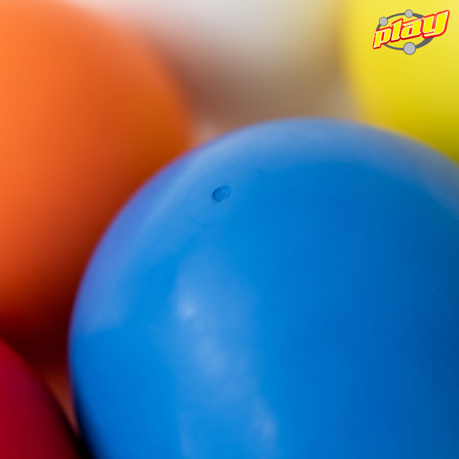 Gros plan sur balle rebond G-Force Play Juggling bleue avec balles orange et jaune autour