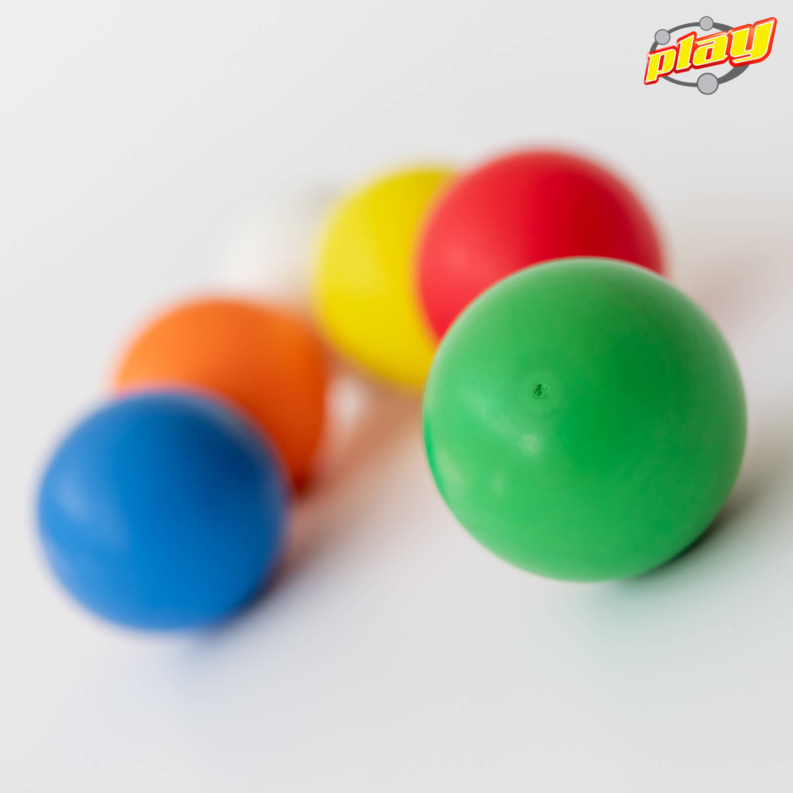 Balles de rebond G-Force Play Juggling en plusieurs couleurs alignées en diagonale