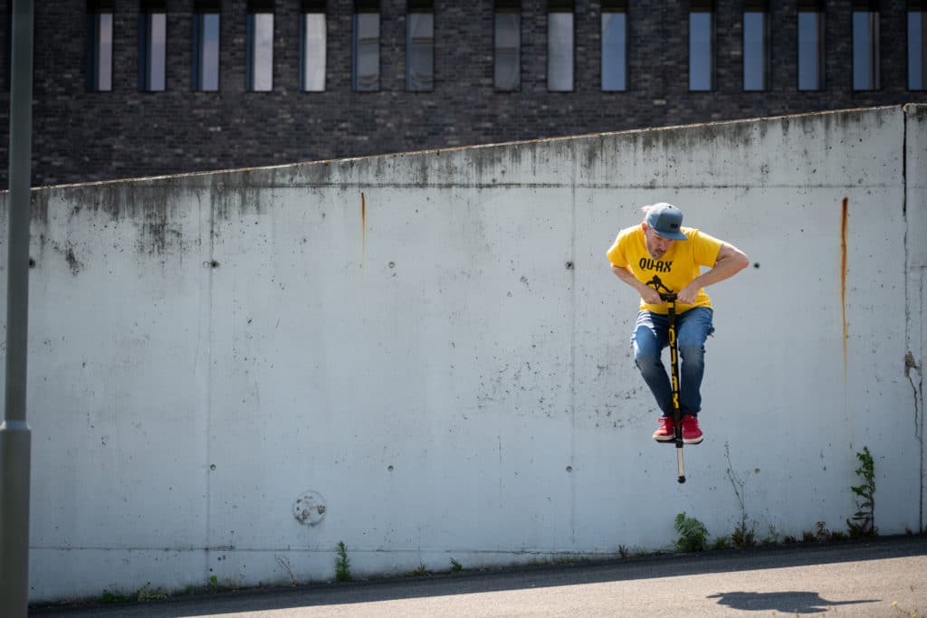 Homme s'amuse à sauter avec son bâton sauteur 