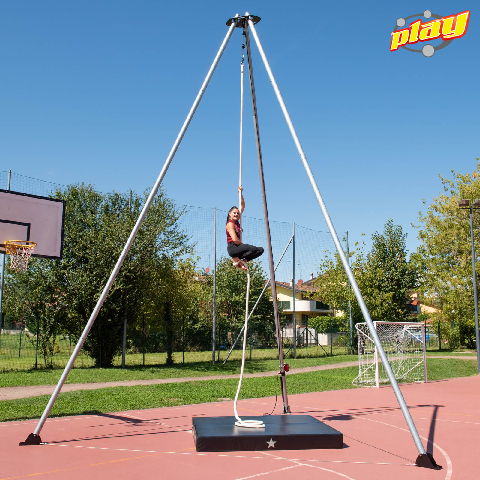 TP700 Standalone Aerial Trapeze – Play Juggling with outdoor aerial artist